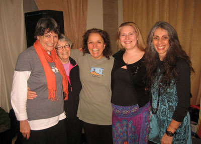 Слева направо: Нинке Мербис (Nienke Merbis), Джин Фарел (Jean Farrell), Диана Медина (Diana Medina), Ирина Попроцкая и Ситара Бласко (Sitara Blasco)