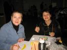С Анечкой (моим ситтером) рисуем мандалы после процесса